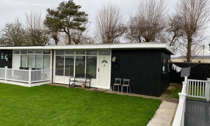 Addlethorpe Ski Chalet | Fully air conditioned holiday chalet close to the beach with wifi