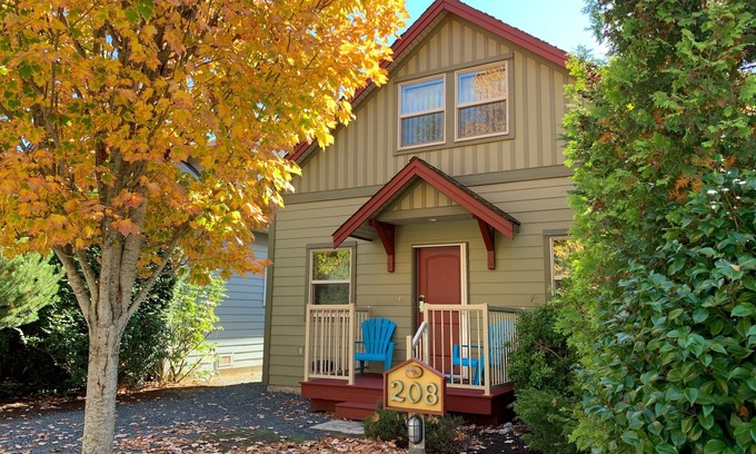 Regional District of Nanaimo Cottage | Fully-equipped near Rathtrevor Beach!