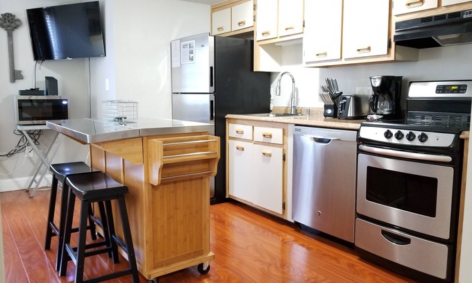 Nashua Condo | Fully Furnished 1st Floor, 1 Bed, 1 Bath Condo