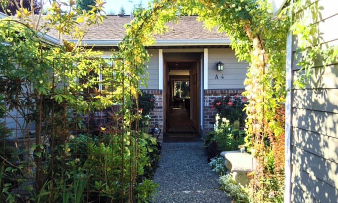 Moss Bay Condo | Fully furnished attached rambler with private patio in Kirkland.