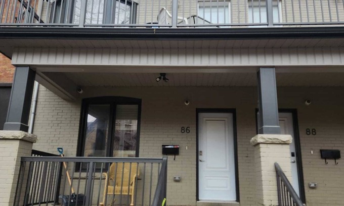Cabbagetown South House | Fully furnished rooms near Eaton Centre, ten minutes walk from Dundas Station