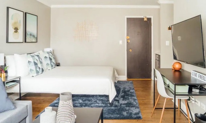 Lake View East Apartment | Fully Furnished Studio + WiFi Amazing Deal! OD2