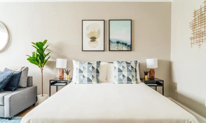 Lake View East Apartment | Fully Furnished Studio with WiFi Amazing Deal! - Oakdale 413