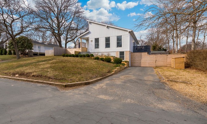 Culloden Shores House | Fully Renovated 3BR Montauk Beach House with Private Beach Access