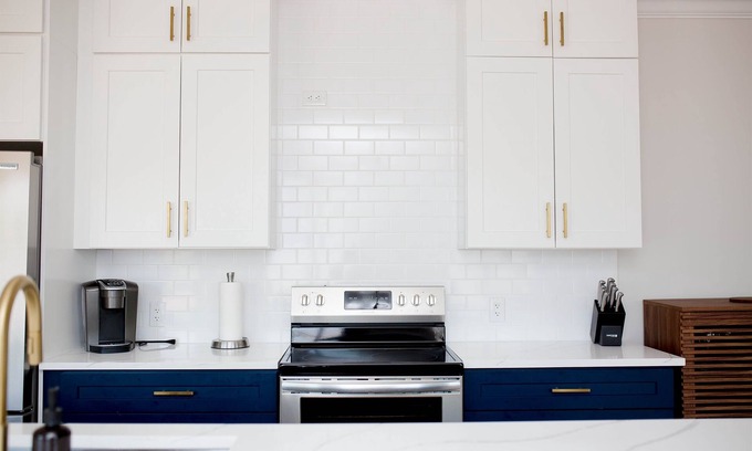 Sailboat Bend Apartment | Fully renovated - 12ft island - 1.2G Wifi