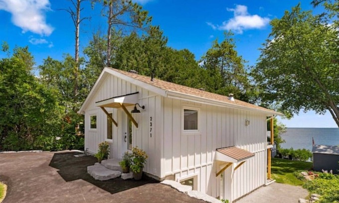 Oro-Medonte Cabin | Fully Renovated Waterfront Cottage on Lake Simcoe 1 hr from the GTA