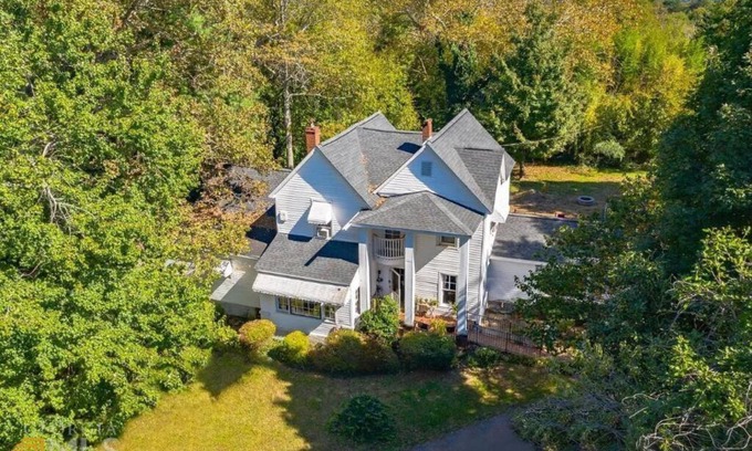 Baldwin House | Fully Restored Country Manor