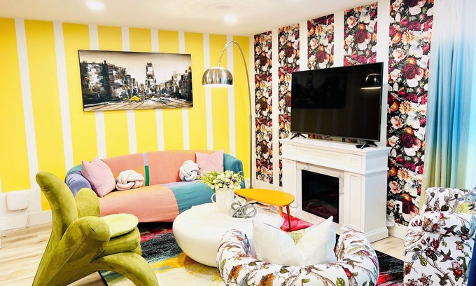 Southwest Edmonton House | Fun Group Stay * A/C * 5Mins to WEM * King Bed * Sleep16 * Crib*