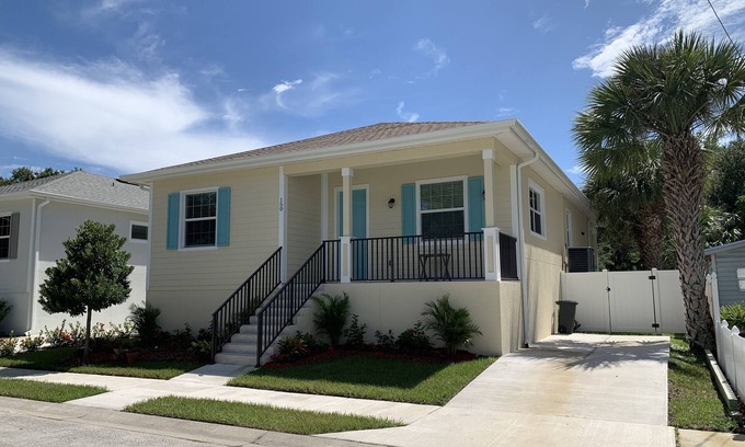 Tarpon Springs House | Fun location, walking distance to docks, new pickleball courts & near beaches