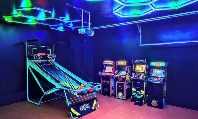 San Antonio House | FUN & RELAXATION! Wi-Fi, AC, Arcade, Playground, and Shared Pool in San Antonio