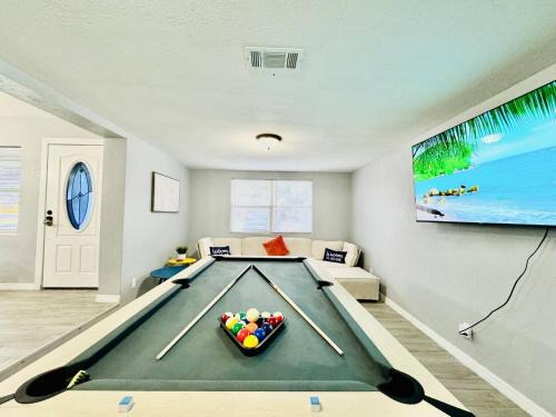 Crystal Lake House | Fun Stay Near Seufsc Pool Table Parking