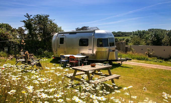 Chacewater House | Funky Airstream -Stunning Tin Mine Views-10mins Surf/Surf Beaches-Free WiFi-Dogs