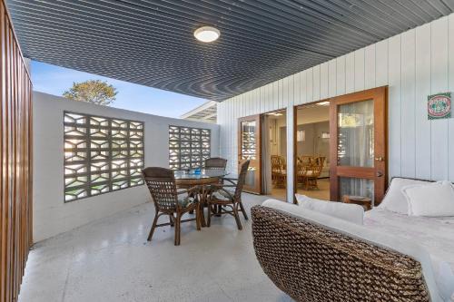Bongaree Villa | Funky Lil Shack - by the jetty