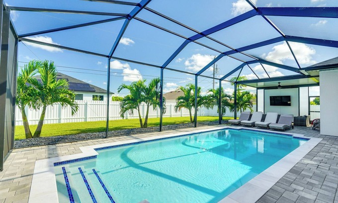 Diplomat House | Furnished Lanai & Private Pool: Cape Coral Home