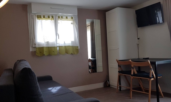 Bagnoles-de-l'Orne Apartment | furnished studio in comfortable single-family house with mature garden