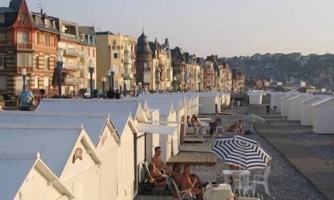 Mers-les-Bains Apartment | Furnished studio overlooking the sea at Mers-les-Bains