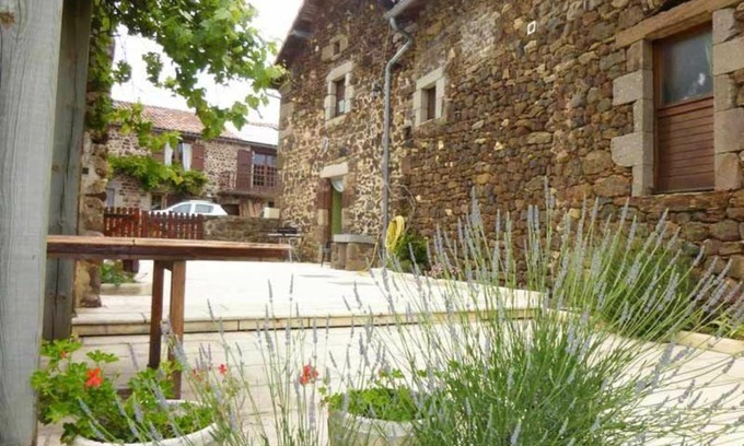 Saint-Julien-des-Chazes House | Gîte charmant avec cheminée et grand terrain près de Langeac et Saugues - FR-1-582-190