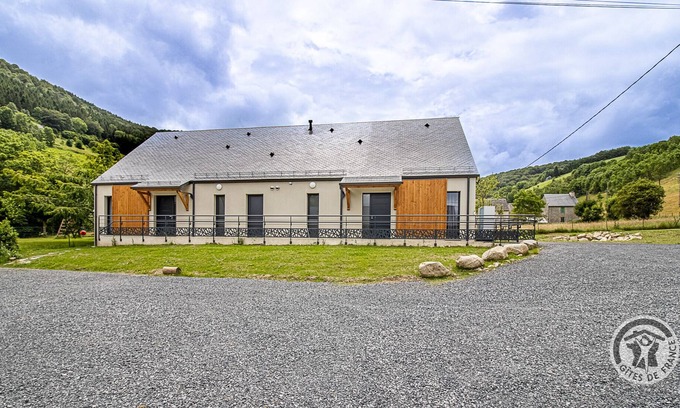 Campan Cottage | Gîte-Comfort-Mobility bath-Mountain view-PMR