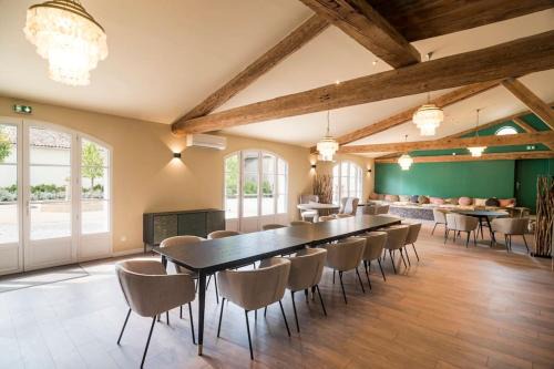 Montagnac House | Gîte de Groupe campagne 15 personnes avec piscine