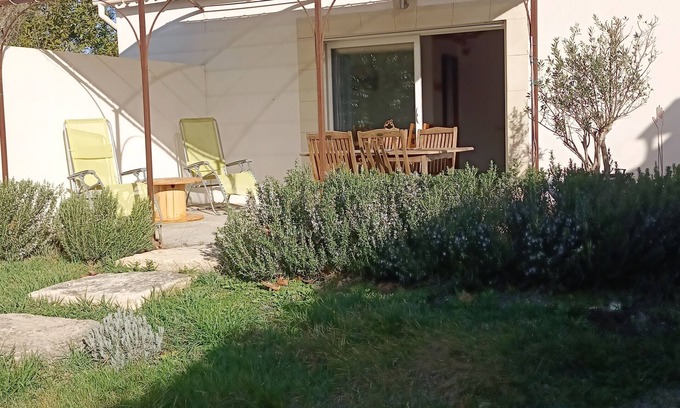 L'Isle-sur-la-Sorgue Cottage | GÎTE DU BOIS DORÉ