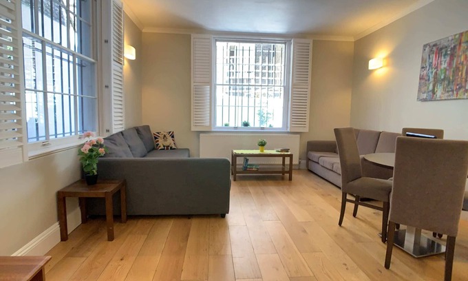 Tachbrook Apartment | G2 - Convenient Apartment with patio near Victoria