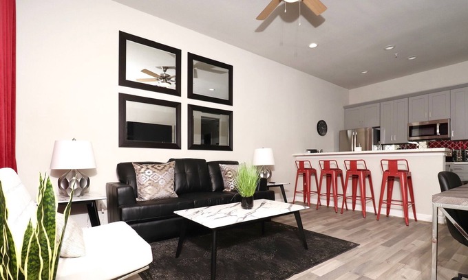 MacGregor Apartment | GALLERIA (8 MI)| ECO-FRIENDLY APT| 2 KING BEDROOMS