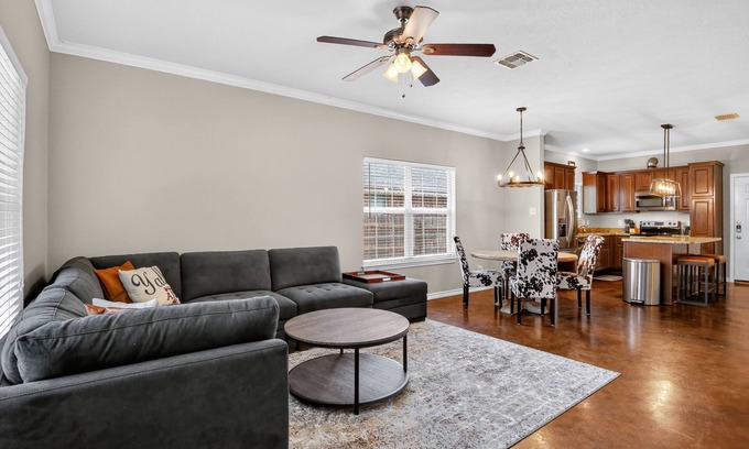 College Station House | Game Day Getaway Near Texas A&m 4 Bedroom Home