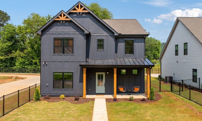 Emerson House | GameDaze - New 4/3.5 Bedroom House only 5 min to LakePoint - Sleeps 14