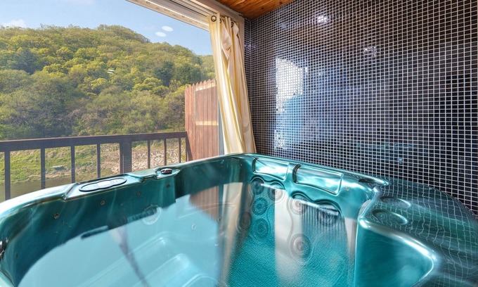 Oeseo House | Gapeong Eoneunal Spa Pet Pension