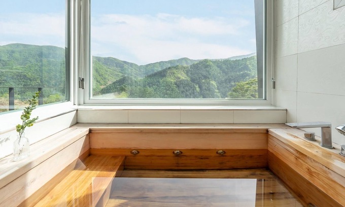 Buk House | Gapyeong Gipeunsanarae Spa Pension