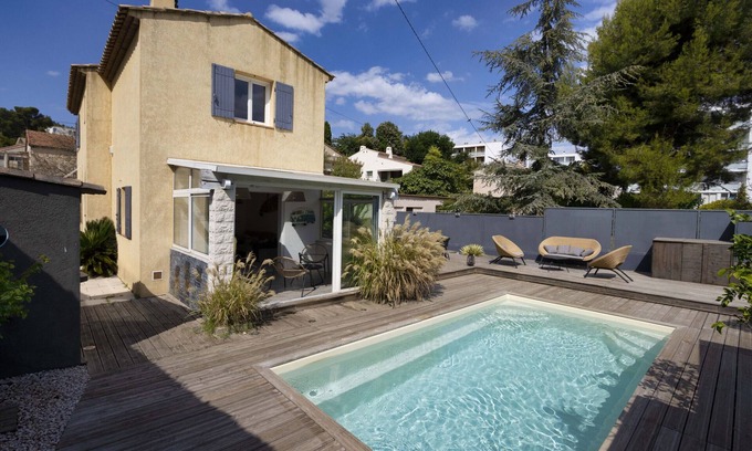 La Ciotat Ski Chalet | Gararro. Bohemian house, pool, air conditioning, garden