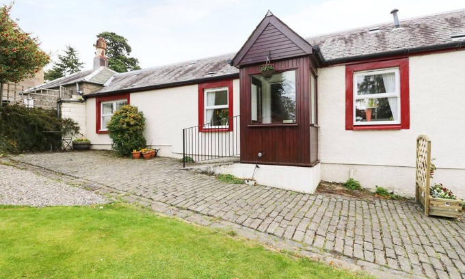 Perth Cottage | GARDEN COTTAGE, pet friendly, with a garden in Perth