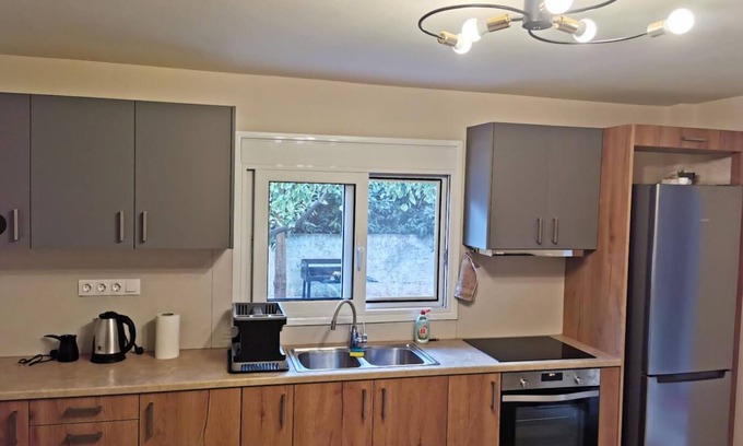 Glyfada House | Garden House -bedroom house with WiFi, AC, private garden in delightful Glifada