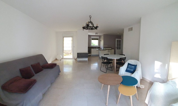 Toulon - Hyeres Condo | Garden level T3 - Swimming pool - All amenities. Sleeps 4-6