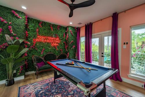 OST - South Union House | Garden of Eden Downtown Getaway - Hot Tub, Game Room, Neon Vibes
