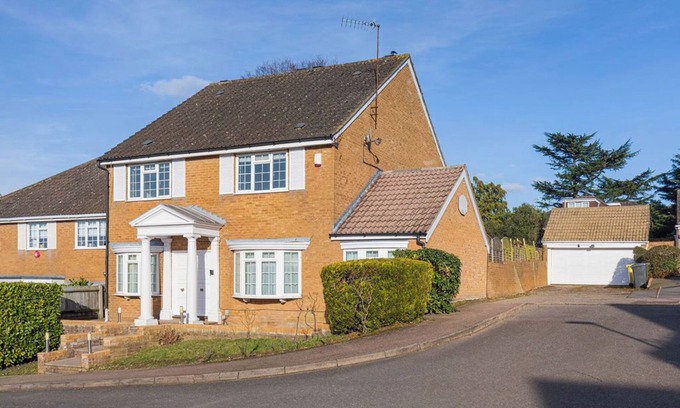 Borehamwood House | Garden Parking WiFi Near Sky Elstree Studios