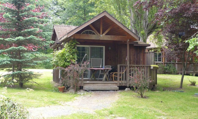 Eastsound Cabin | Garden Studio Cabin w/peek-a-boo views - 1 min walk to beach!