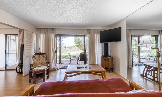Maunaloa Apartment | Garden View, Ground-Floor Condo w/Lanai & Shared Hot Tub/Pool - Walk to Beach
