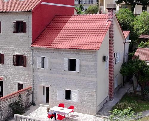 Prcanj House | Garden Vista Stone House