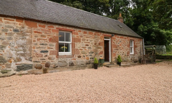 Kirriemuir Cottage | GARDENER'S COTTAGE, with open fire in Kirriemuir
