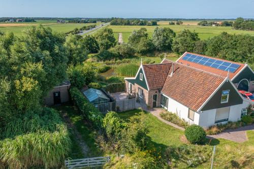 Den Burg House | Gastsuite het Duinroosje met hottub op het privé terras!