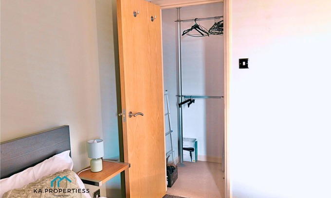 Old Trafford Apartment | Gated 2BR Flat + Parking & Pool Table | King Bed
