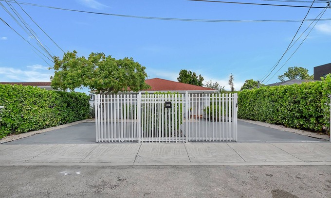 Buena Vista House | Gated 6Bd 4Bth Design Dist. 10-min to Beach