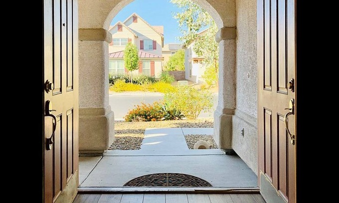 North Las Vegas House | Gated community 15 mins to the Las Vegas strip close to golf courses