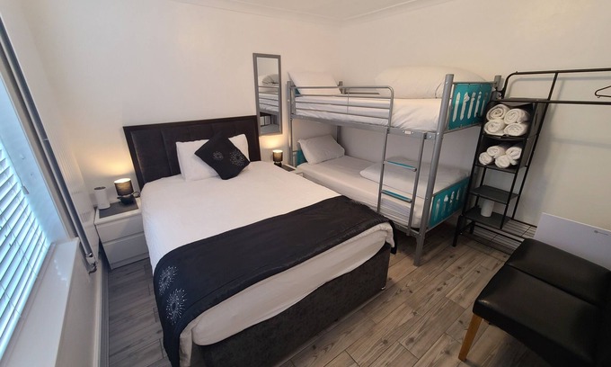 Crawley House | Gatwick Stay: Quick, Comfortable, and Convenient for Your Travels!.-15 guests.