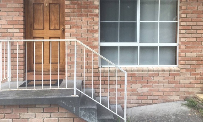 Geilston Bay House | Geilston Bay Townhouse clean and tidy and wonderful glass balcony