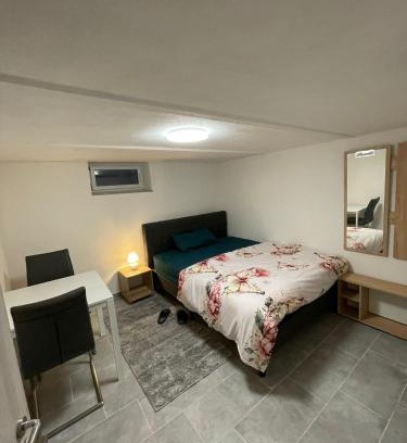 Ruesselsheim House | gemütliches und Schönes Zimmer Keller Geschoss K1