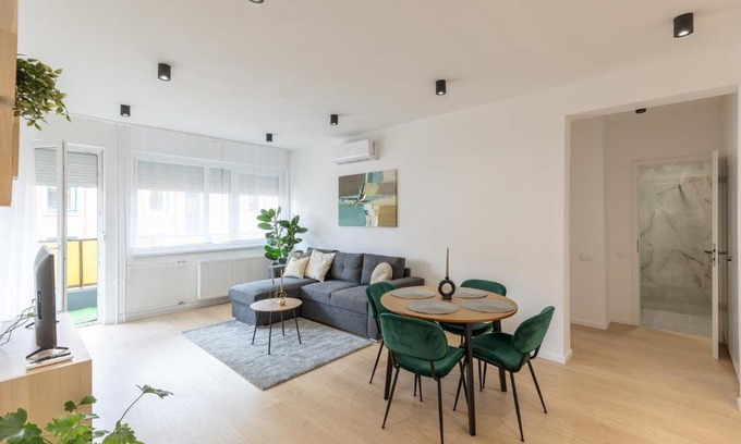 Erzsebetvaros Apartment | Gems of Budapest - Emerald Suite