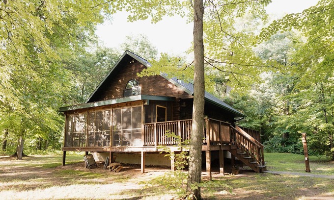 Siren Cabin | Genuine Log Cabin with large yard in a small quaint town across from Fish Lake