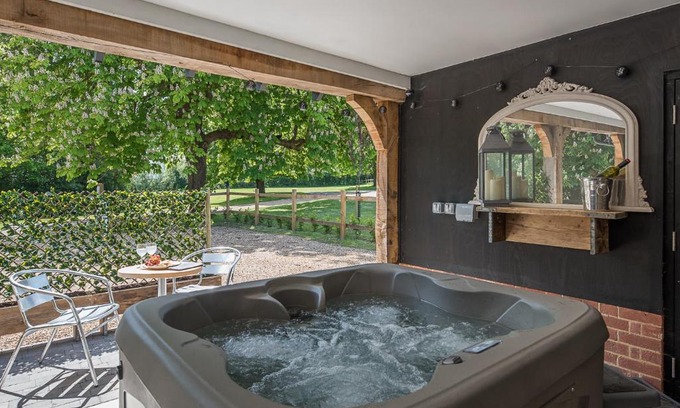 Ipswich Apartment | Geoff's Rest at Pond Hall Farm in Hadleigh with Private Hot Tub
